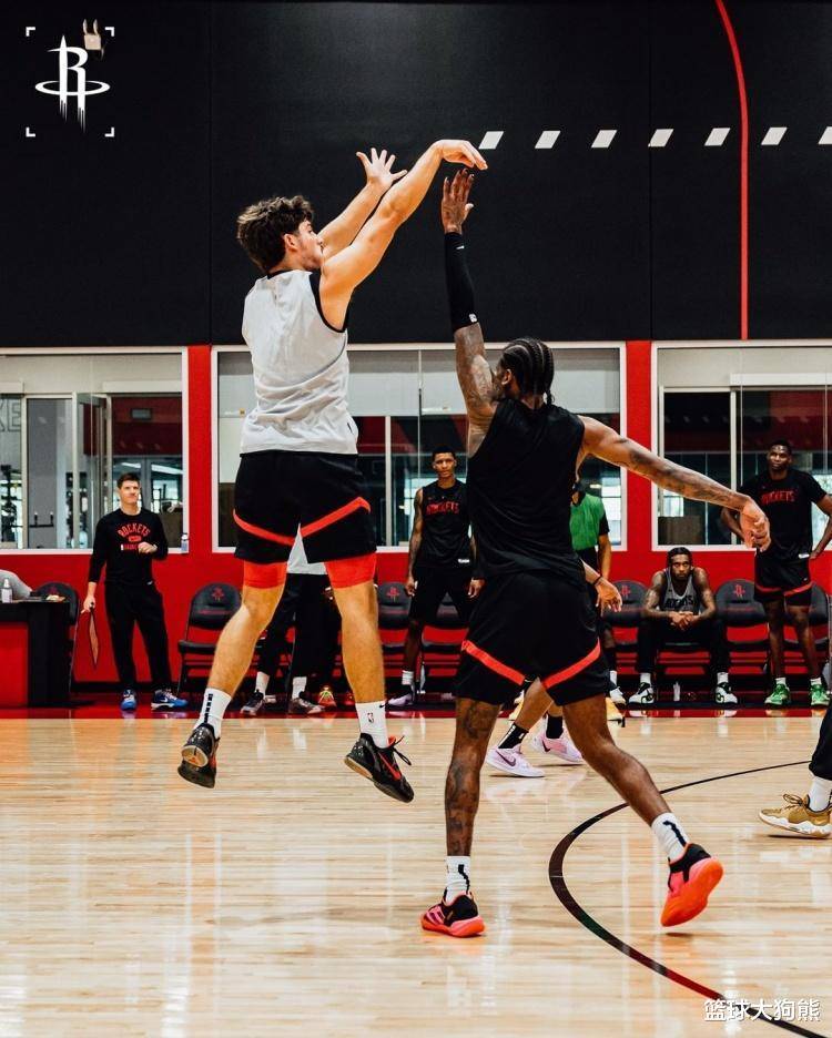 开云体育app-法兰克福训练开放日，今晨更衣室发声引欢呼，NBA常规赛在即，球队文化再被提及的简单介绍