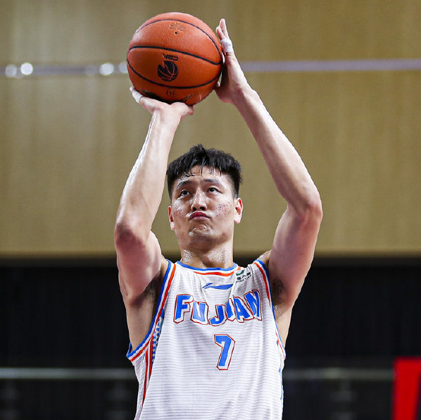 开云体育app-萨克拉门托国王训练开放日，国际比赛日官宣签约引欢呼，CBA常规赛在即，控场能力受关注(萨克拉门托国王)